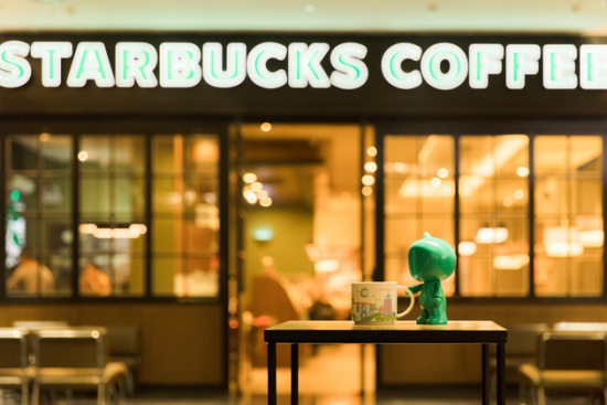 和阿里巴巴全面合作后，星巴克在咖啡行业的地位将得到进一步的巩固。